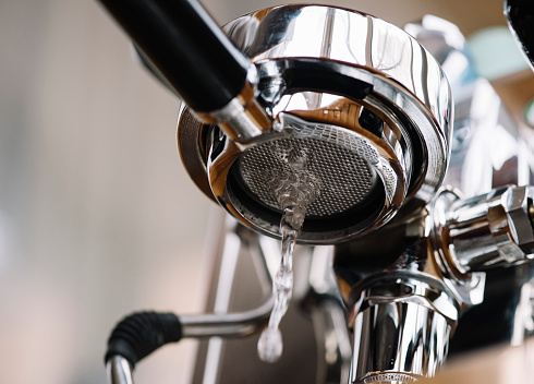 Maintenance of the espresso machine's group: basic water cleaning