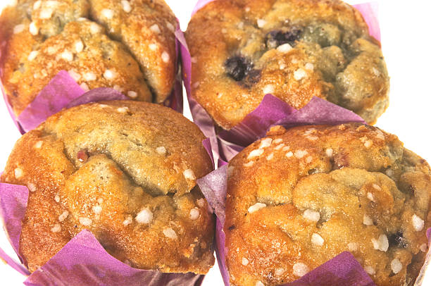 ブルーベリーマフィン、白で分離 - muffin blueberry muffin blueberry isolated ストックフォトと画像