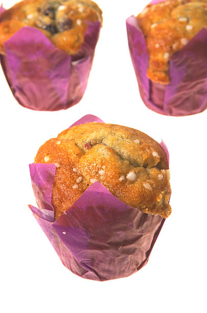 ブルーベリーマフィン、白で分離 - muffin blueberry muffin blueberry isolated ストックフォトと画像