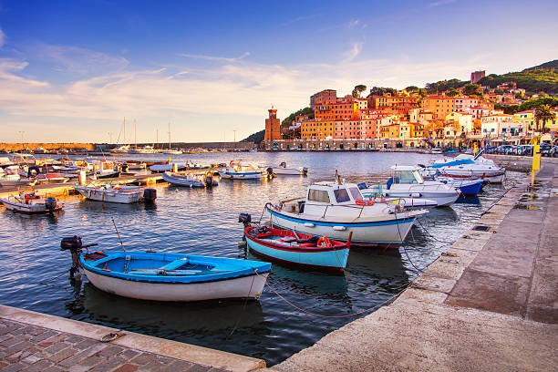 isla de elba, bahía del pueblo de río marina. puerto deportivo y faro. tusc - portoferraio fotografías e imágenes de stock