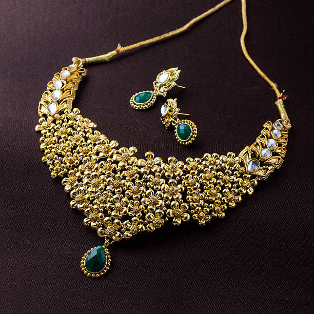 インドの伝統的なジュエリー - gold necklace 写真 ストックフォトと画像