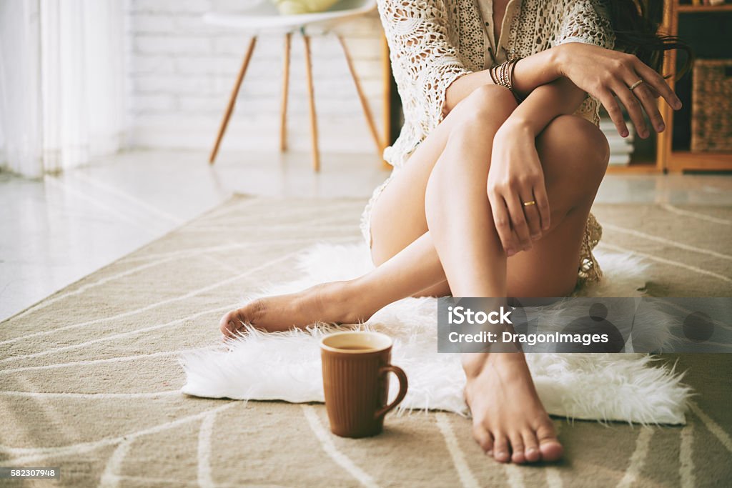 Se reposer sur le sol - Photo de Femmes libre de droits