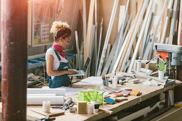 latina carpenter debout dans son atelier - creative industry photos et images de collection