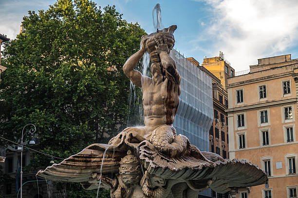 roma, itália. fonte triton na praça barberini. - barberini - fotografias e filmes do acervo