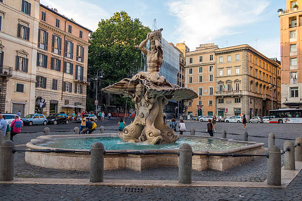 roma, itália piazza barberini turistas ao lado da fonte triton. - barberini - fotografias e filmes do acervo