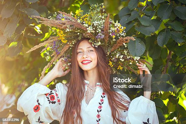 Hermosa Chica En El Prado En La Suite Nacional Foto de stock y más banco de imágenes de Solsticio de verano - Solsticio de verano, Mujeres, Ucrania