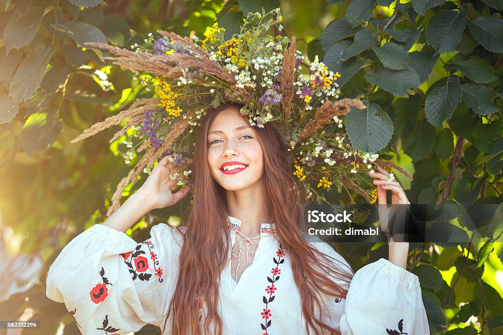 Linda garota em prado em suíte nacional - Foto de stock de Solstício de verão royalty-free