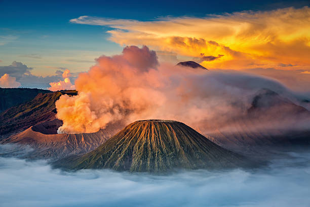 mt.bromo in-tengger-semeru national park, ost-java, indonesien - bromo crater stock-fotos und bilder