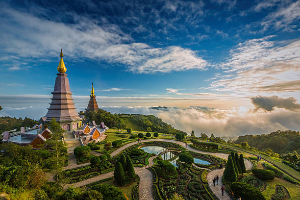 пейзаж из двух пагода на вершине горы inthanon - architecture asia blue buddha стоковые фото и изображения