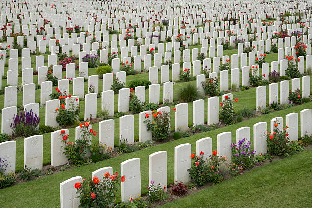 tyne cot commonwealth war graves cemetery, lepra, belgien - flanders war grave war memorial stock-fotos und bilder