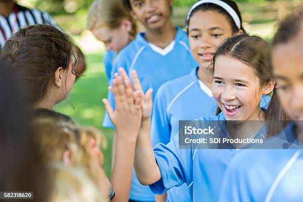 Glückliches Mädchen Gibt Anderen Team Hohe Fünfen Nach Gutem Spiel Stockfoto und mehr Bilder von Kind