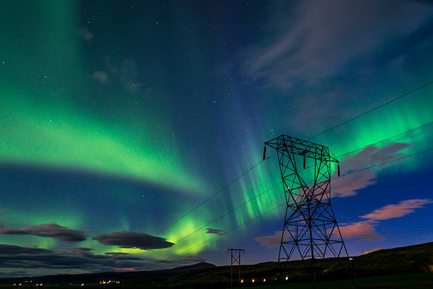 明るい緑色のオーロラ(オーロラ) - aurora borealis iceland aurora polaris astronomy ストックフォトと画像