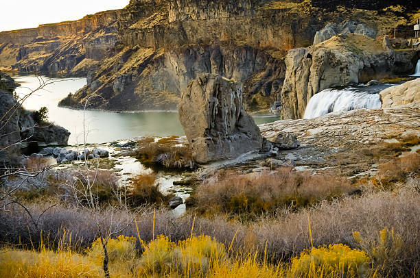 río a las montañas - idaho waterfall natural landmark extreme terrain fotografías e imágenes de stock