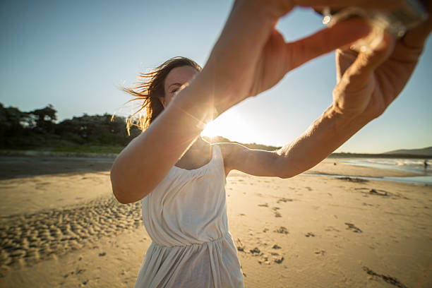 ragazza hipster in spiaggia scatta selfie usando la fotocamera indossabile - australia photographing camera beach foto e immagini stock