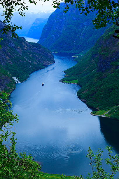 paysage de fjord idyllique de naeroyfjord, croisière de navire, soirée dramatique, norvège, scandinavie - flam aurlandsfjord sognefjord fjord photos et images de collection