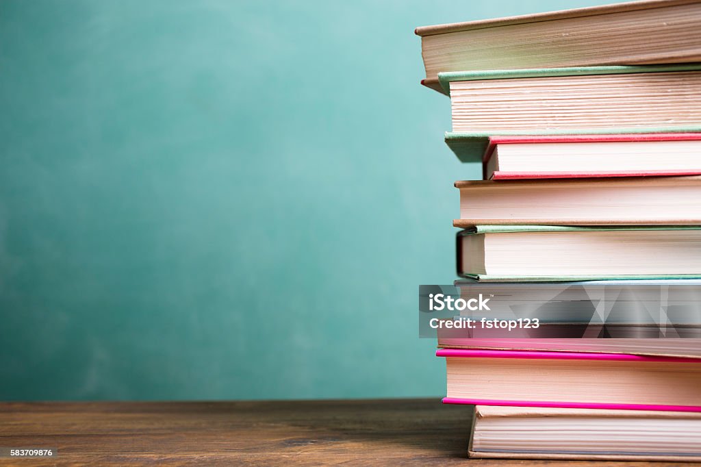 Schulbücher auf dem Schreibtisch mit Tafel gestapelt. - Lizenzfrei Buch Stock-Foto