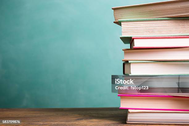 Schulbücher Auf Dem Schreibtisch Mit Tafel Gestapelt Stockfoto und mehr Bilder von Gestapelt