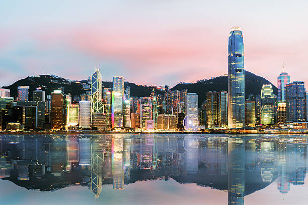 schöne hong kong, china skyline von jenseits victoria harbor.s - hong kong skyline panoramic china stock-fotos und bilder