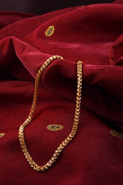 インドの伝統的なジュエリー - gold necklace 写真 ストックフォトと画像