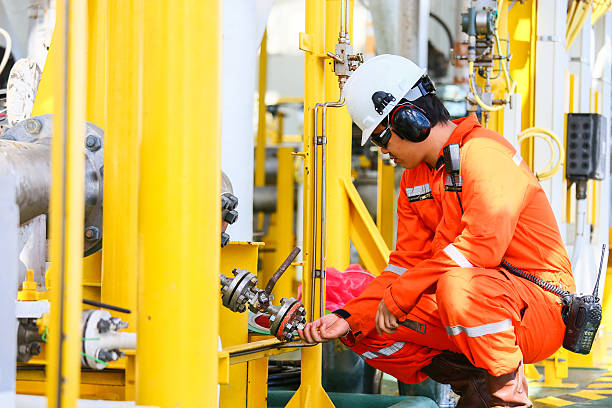 석유 및 가스 공정의 운영자 기록 운영 - fuel and power generation oil industry oil rig industry 뉴스 사진 이미지