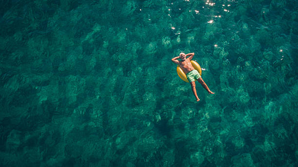 détendez-vous dans la mer - insouciance photos et images de collection