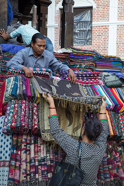 카트만두, 네팔에서 시장에서 스카프 를 판매 - nepal bazaar kathmandu textile 뉴스 사진 이미지