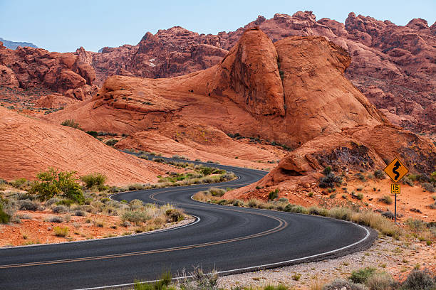 дорога проходит через долину огня государственный парк, невада - desert road desert road landscape стоковые фото и изображения