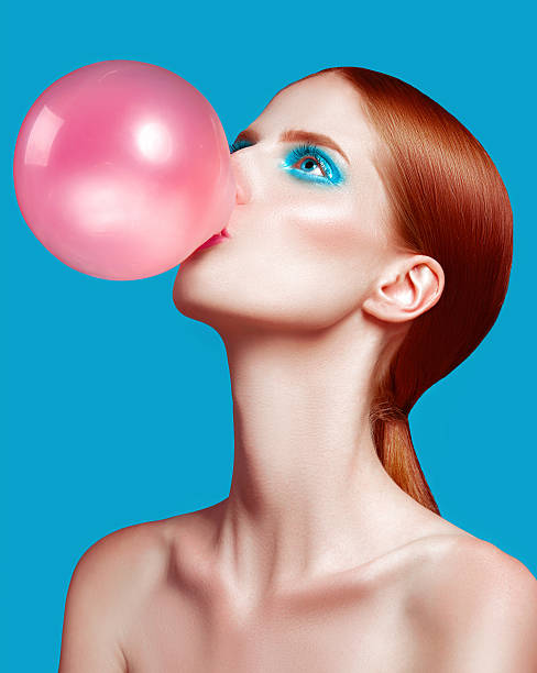거품 껌, 고품질의 아름다움으로 닫는 아름다운 여성 - candy make up chewing gum blue 뉴스 사진 이미지