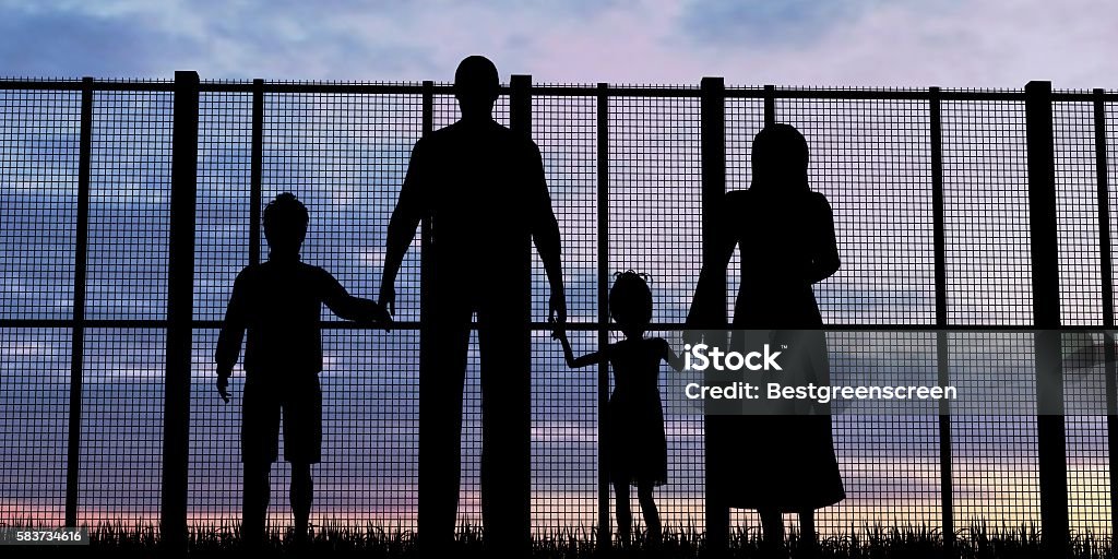 Silhouette di una famiglia di rifugiati con bambini - Foto stock royalty-free di Rifugiato
