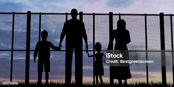 Silhouette Di Una Famiglia Di Rifugiati Con Bambini - Fotografie stock e altre immagini di Rifugiato