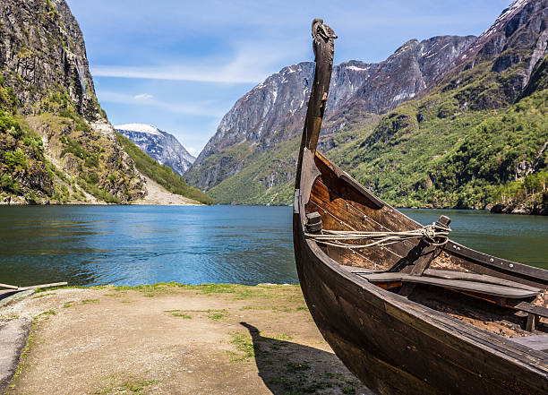 drakkar vikingo en un fiordo en noruega - drakkar fotografías e imágenes de stock