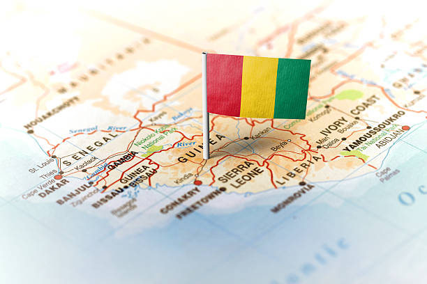 guinée épinglée sur la carte avec drapeau - guinée photos et images de collection