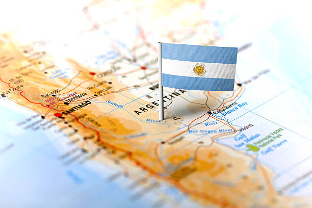 argentinien mit flagge auf der karte gepinnt - argentina stock-fotos und bilder