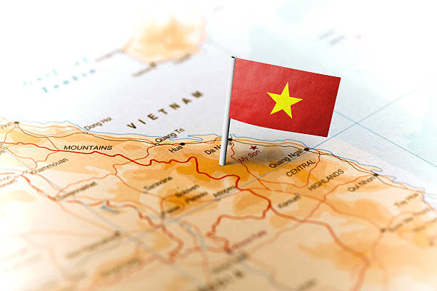 ベトナムは旗で地図にピン留め - ベトナム ストックフォトと画像