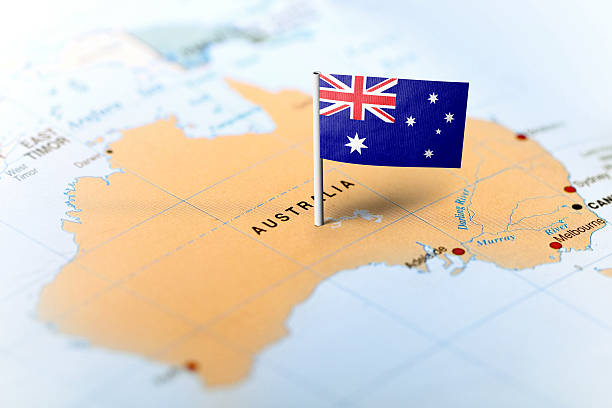 깃발이 달린 지도에 고정된 오스트레일리아 - australian flag flag australia horizontal 뉴스 사진 이미지