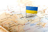 Ukraine mit Flagge auf der Karte angeheftet