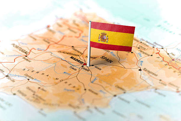 espagne épinglée sur la carte avec drapeau - ibérique photos et images de collection