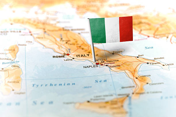 italia appuntata sulla mappa con bandiera - italy map foto e immagini stock