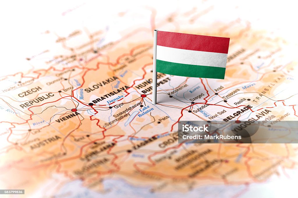 Ungheria appuntata sulla mappa con bandiera - Foto stock royalty-free di Ungheria