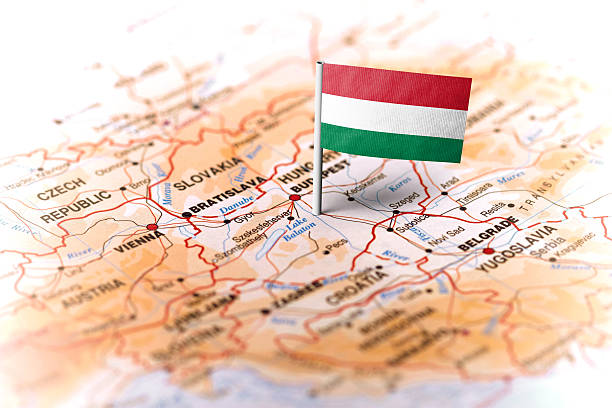 ungheria appuntata sulla mappa con bandiera - hungary foto e immagini stock