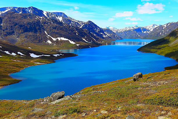 nad turkusowym błękitnym jeziorem gjende z above, jotunheimen, norwegia – kraje nordyckie - mountain mountain peak snow spring zdjęcia i obrazy z banku zdjęć