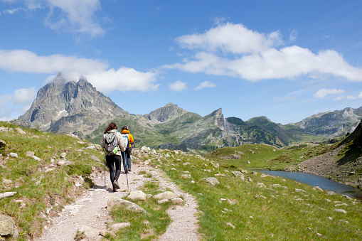 dos excursionistas frente al Midi d'Ossau photo
