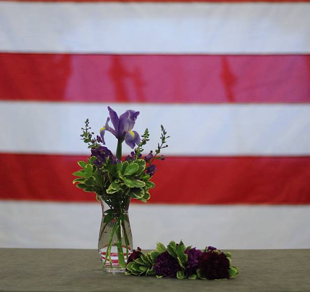 drapeau américain avec fleurs violettes dans le vase - stock - medal military purple heart medal award photos et images de collection