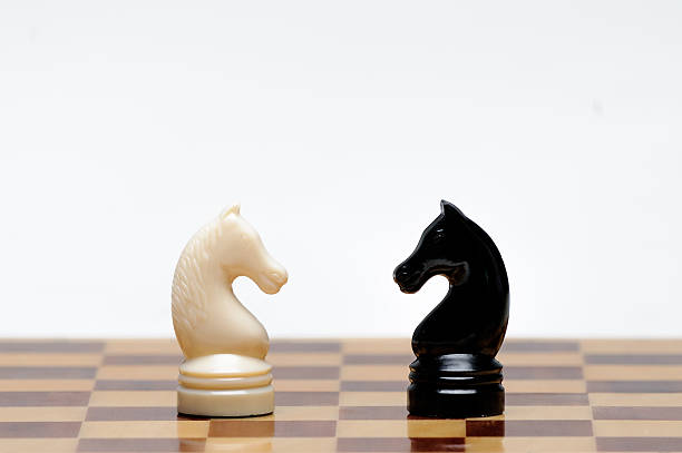 juego de ajedrez  - strategy chess conflict chess board fotografías e imágenes de stock