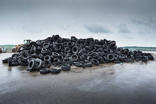 pila de neumáticos de goma para automóviles - tire old rubber heap fotografías e imágenes de stock