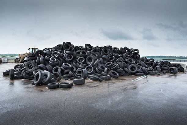 pile de pneus de voiture en caoutchouc - stack damaged photos et images de collection