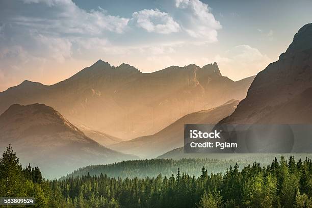 バンフ近くのアルバータ州の荒野 - 山のストックフォトや画像を多数ご用意 - 山, 自然, カナダ