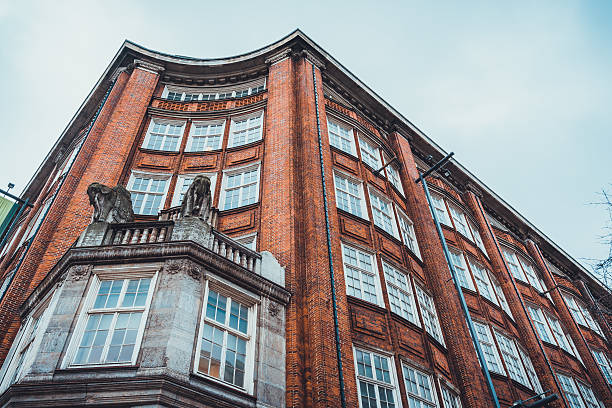 istock Tall apartment with inversed round corner 583811712