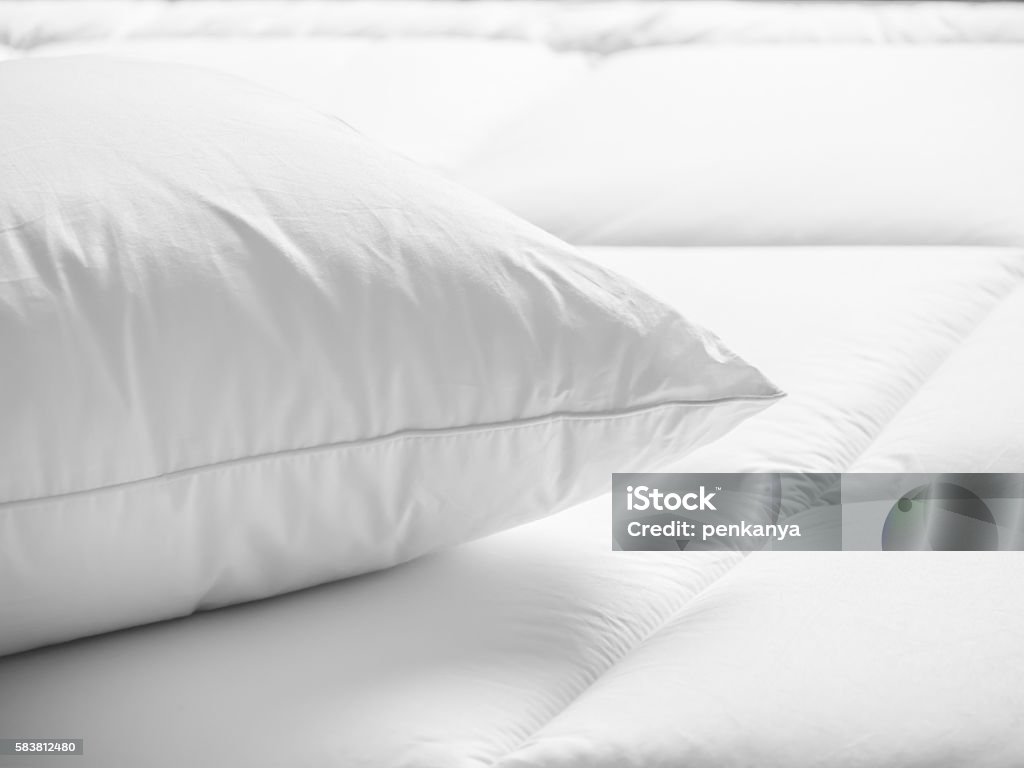 Nahaufnahme von weißen Kissen auf dem Bett im Schlafzimmer - Lizenzfrei Kopfkissen Stock-Foto
