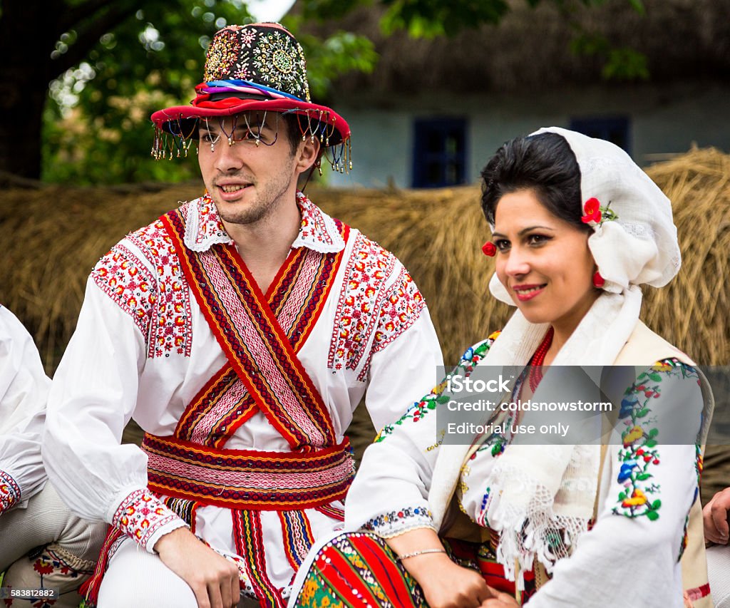 Personnes portant des vêtements traditionnels roumains à Bucarest, Roumanie - Photo de Roumanie libre de droits